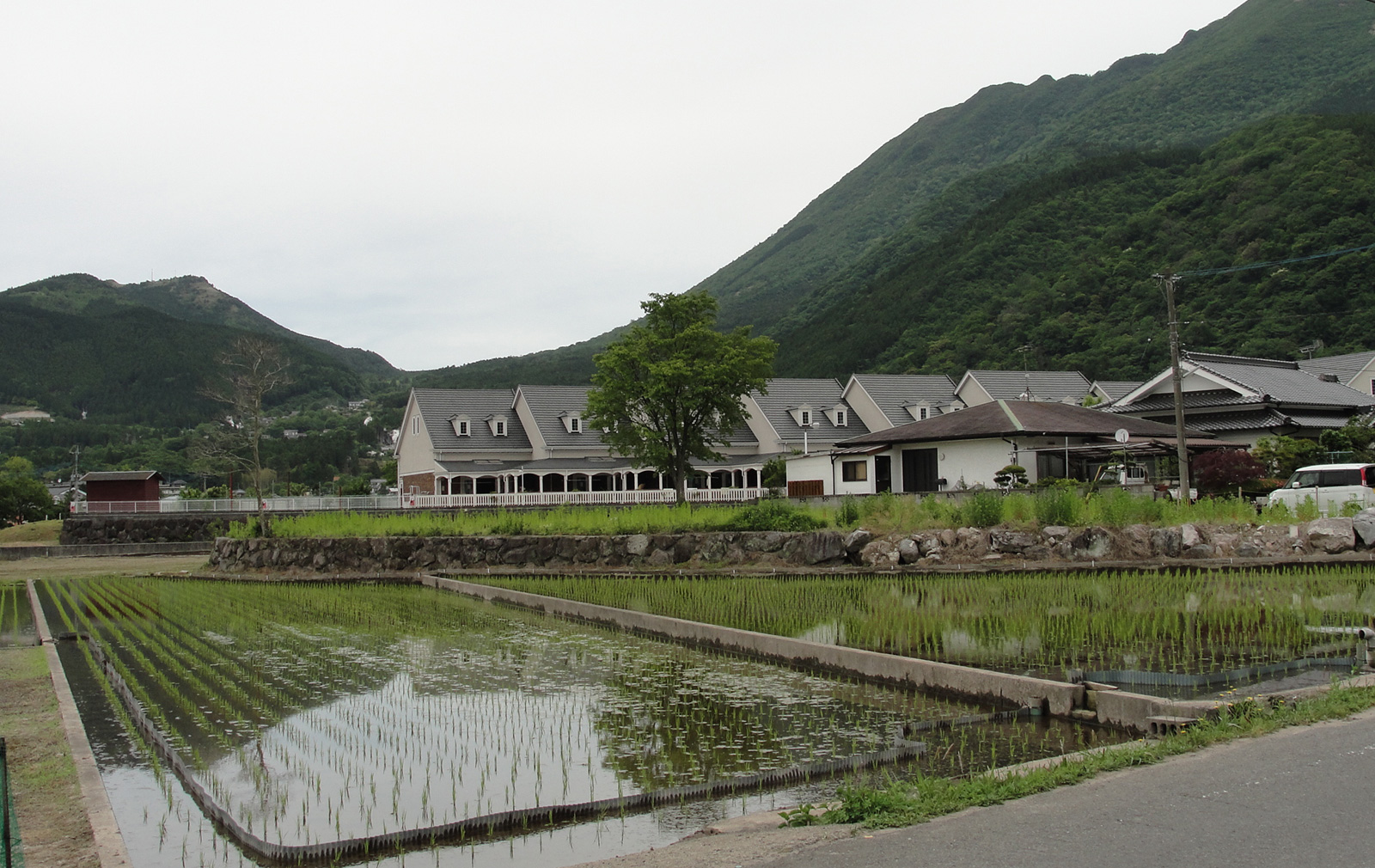 Yufuin is famous for its natural hot springs, and for its mountain surrounds. Photography: <a href="https://www.flickr.com/photos/bagelmouse/" target="_blank">RachelH_</a>