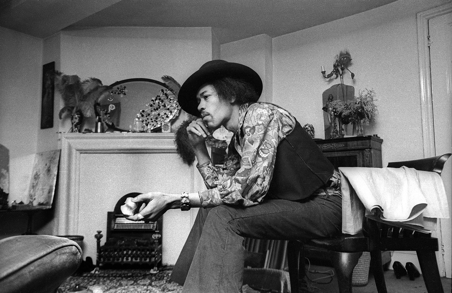 384B_38 Jimi Hendrix at 23 Brook Street, 1969. Credit (c)Barrie Wentzell