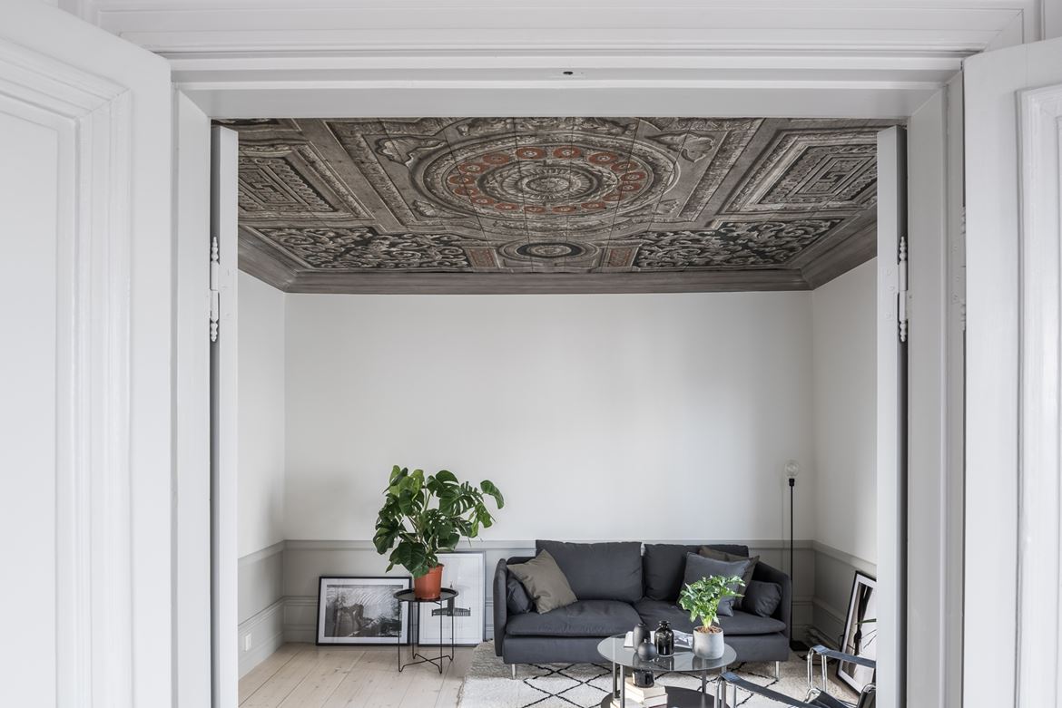 Photography: Peo Bengtsson Råcksta Manor living space, ceiling fresco