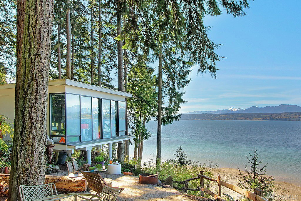Beach House designed by William bain Jr via 360 Modern