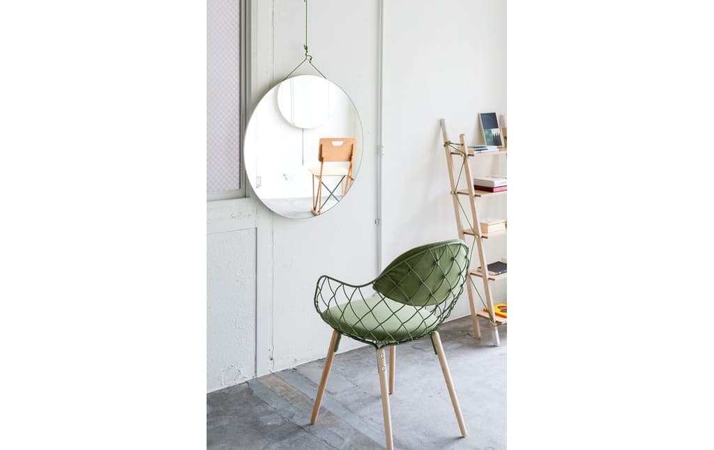 SC vine interior shot, white background.