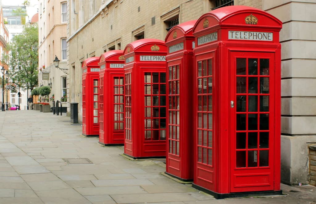 Red_Public_Phone_Boxes_-_Covent_Garden,_London,_England_-_July_10,_2012