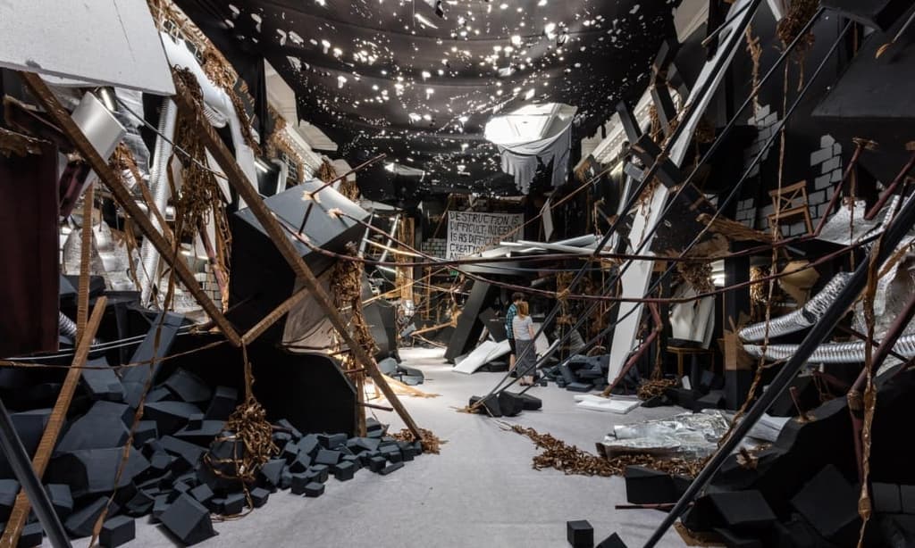 Thomas Hirschhorn In Between