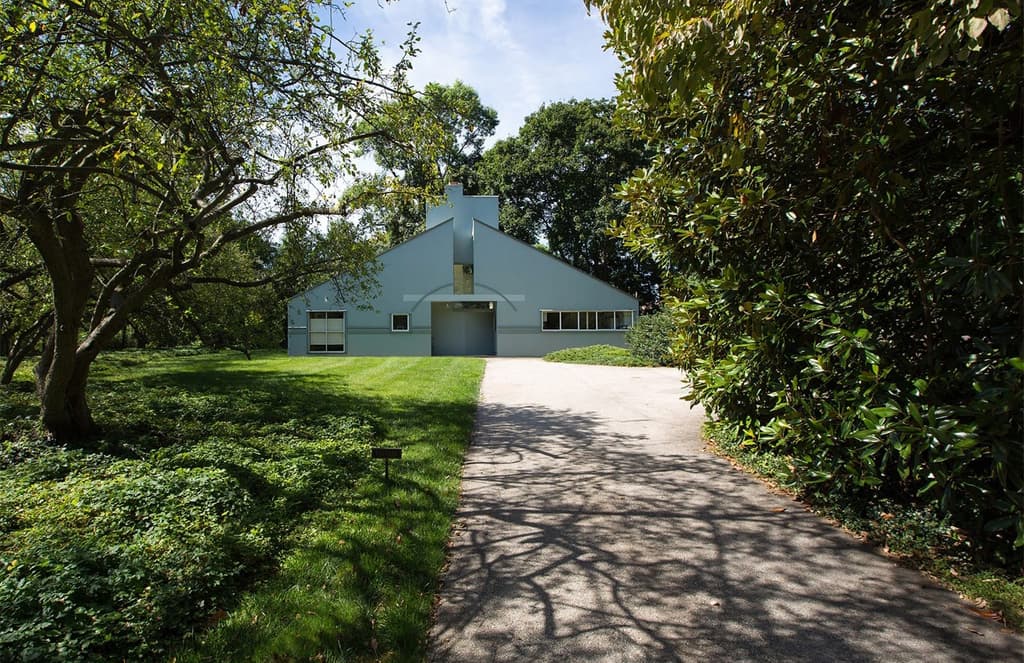 A post-modern icon by Robert Venturi hits the market