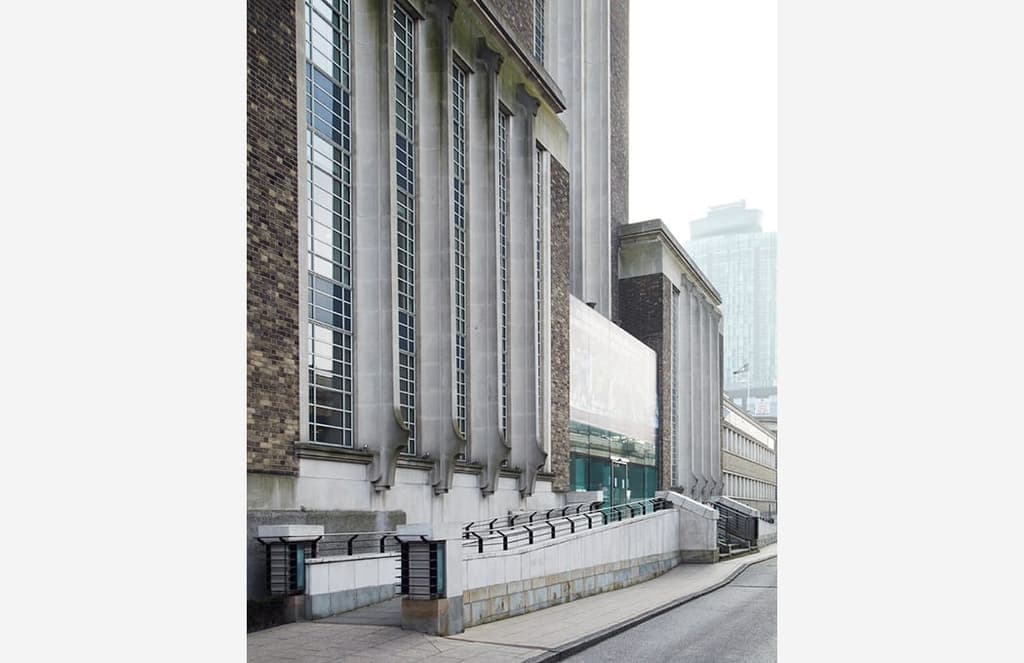 Wallis House, was originally designed by Wallis, Gilbert & Partners and converted by Barratt Homes and Assael Architecture. Photography: Robert Low