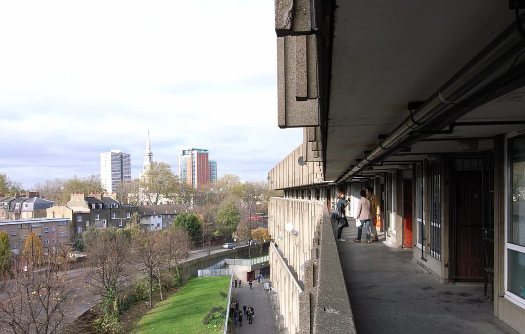 Robin-Hood-Gardens-Steve-Cadman-balconies