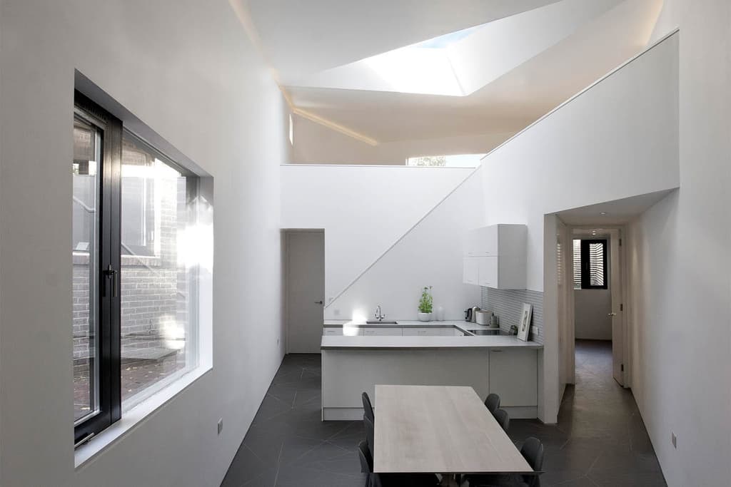 vPPR's Ott's Yard comprises two new triangular houses on an infill site in the centre of a residential block in North London. Accessed via a long narrow passageway, the site has 23 party walls. Photography: with 23 party walls.