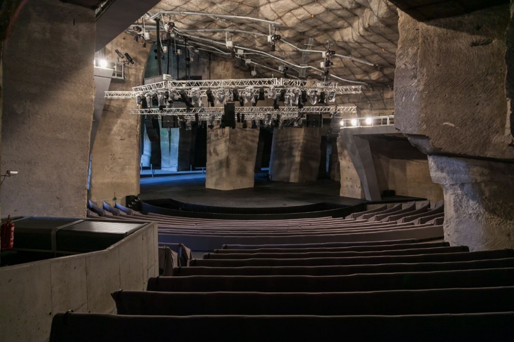 ハンガリーの採石場劇場の内部