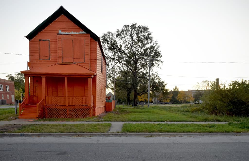 Artist Amanda Williams applies her ‘Color(ed) Theory’ to houses on the brink