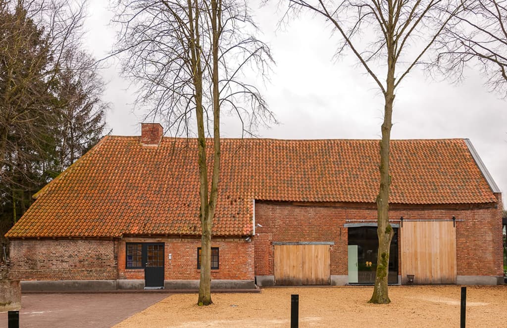A 420-year-old farmhouse morphs into a medical practice in Belgium