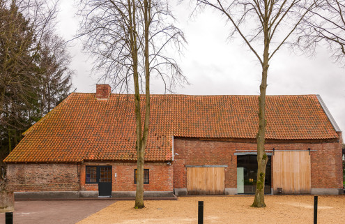 A 420-year-old farmhouse morphs into a medical practice in Belgium