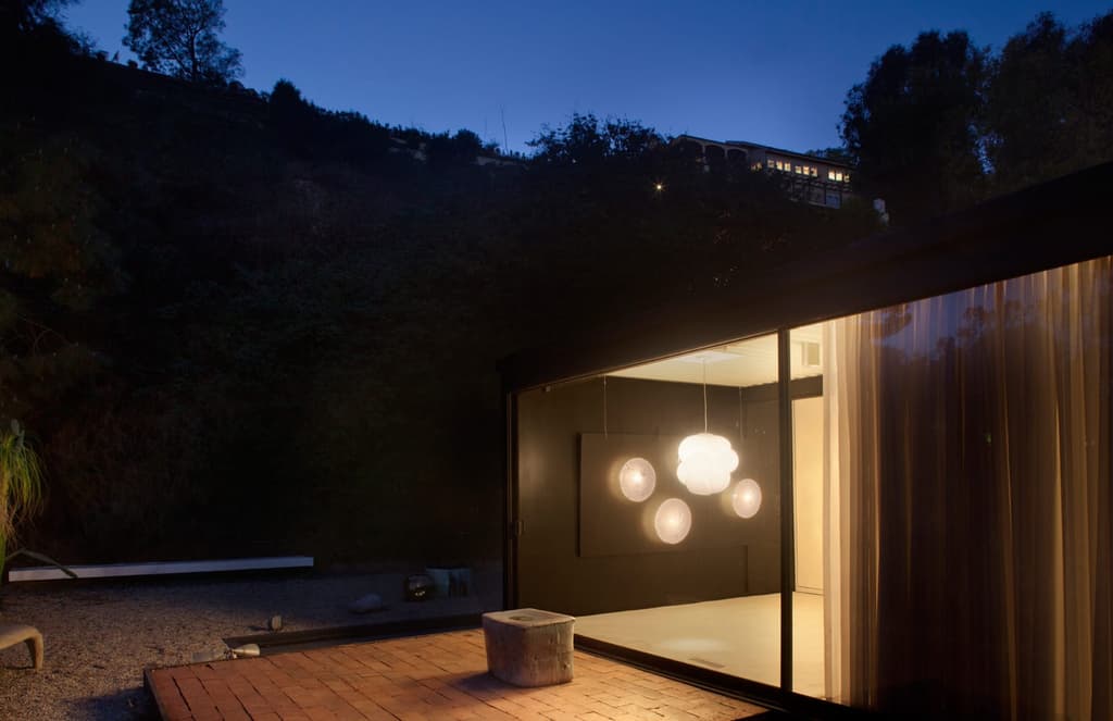 A design show that sets Pierre Koenig’s Case Study House 21 aglow