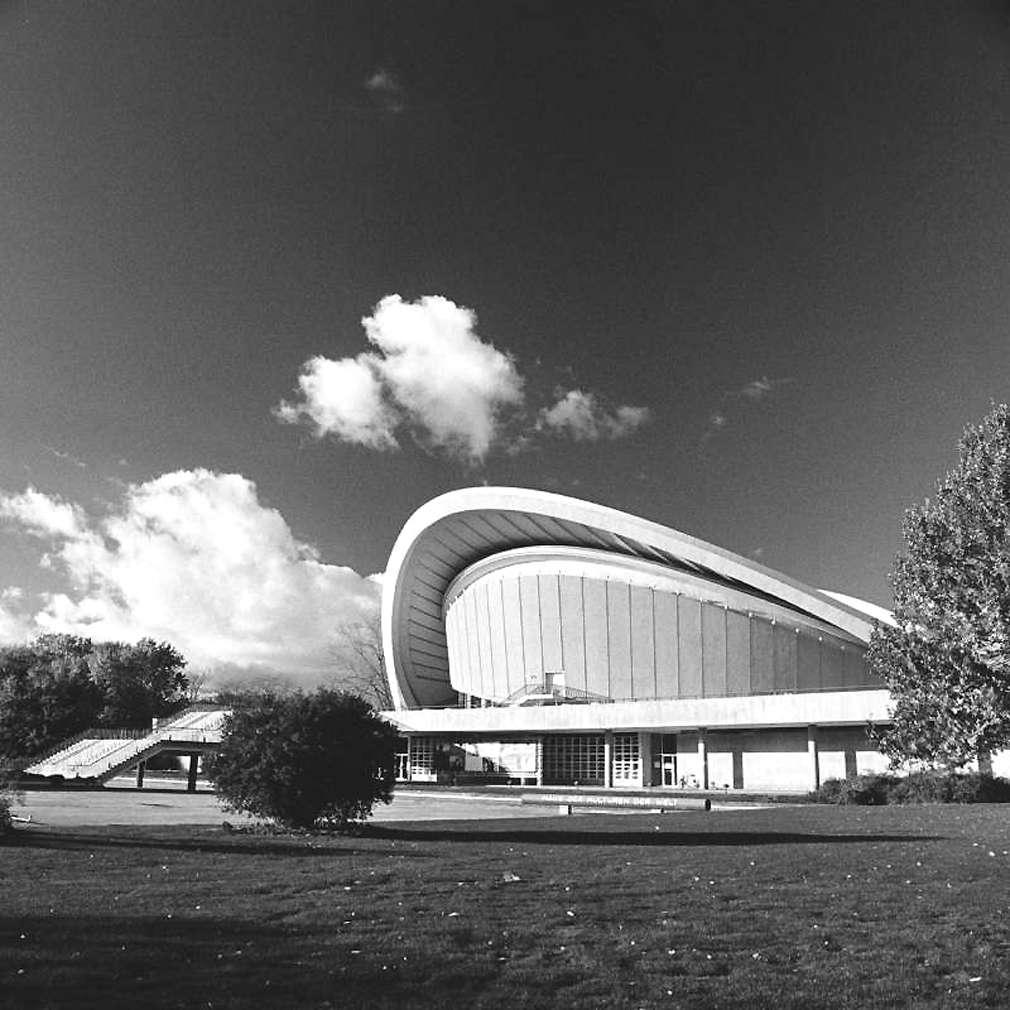 15 15 берлин. Haus der Kulturen der Welt Берлин. The Medium. House of World Cultures Berlin. Poster West Berlin Modern Architecture.