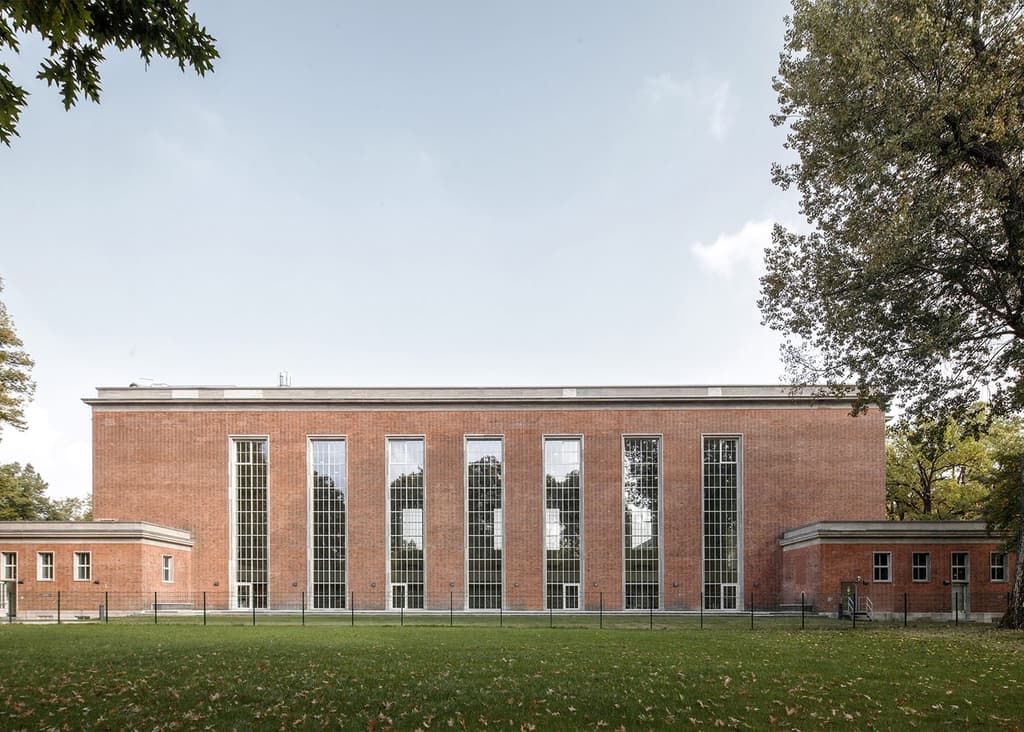 Schwimmhalle Finckensteinallee Courtesy Veauthier Meyer Architects