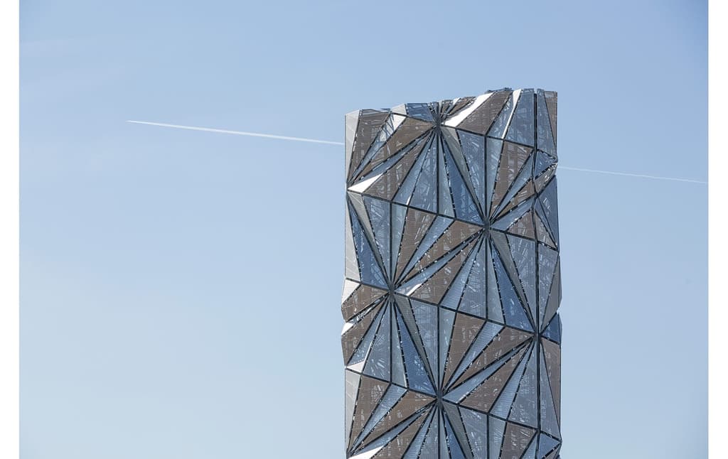 The Optic Cloak by Conrad Shawcross. Photography: Marc Wilmot, courtesy of the Greenwich Peninsula