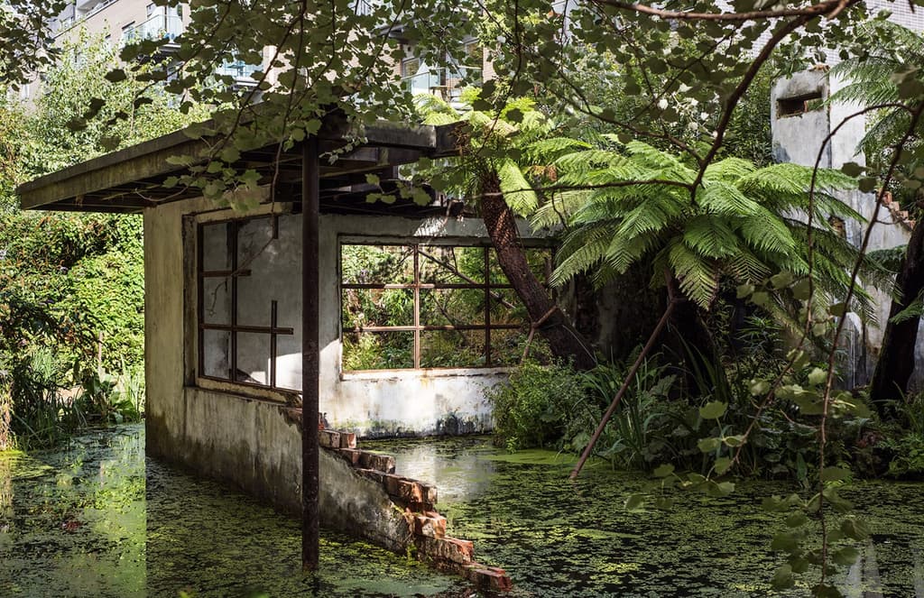 Artist Alex Hartley builds a Modernist ruin in a London gallery