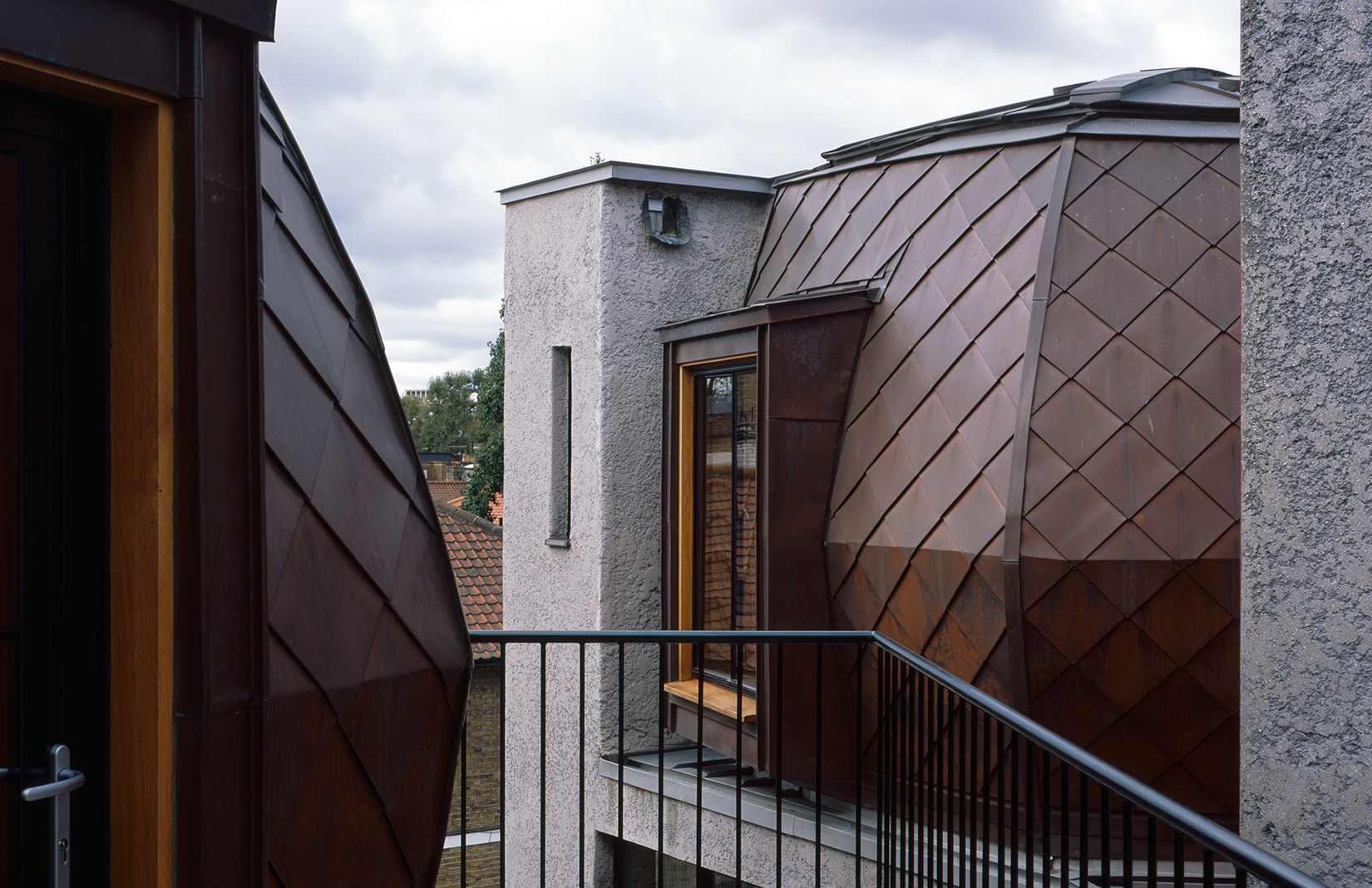 Property Of The Week Peter Salter S Interlocking Walmer Yard Homes   Walmer Yard By Peter Salter Skycatchers View Of House B Yurt From House A Yurt And Balcony Photo ©Helene Binet 2 