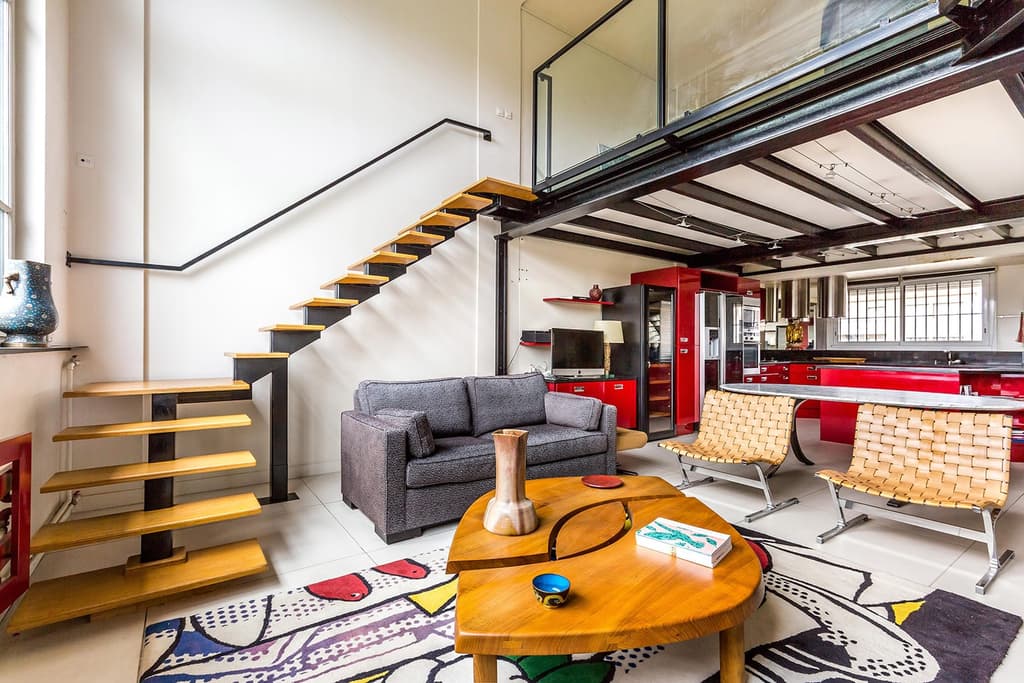 Paris artists home: gallery-like hanging space