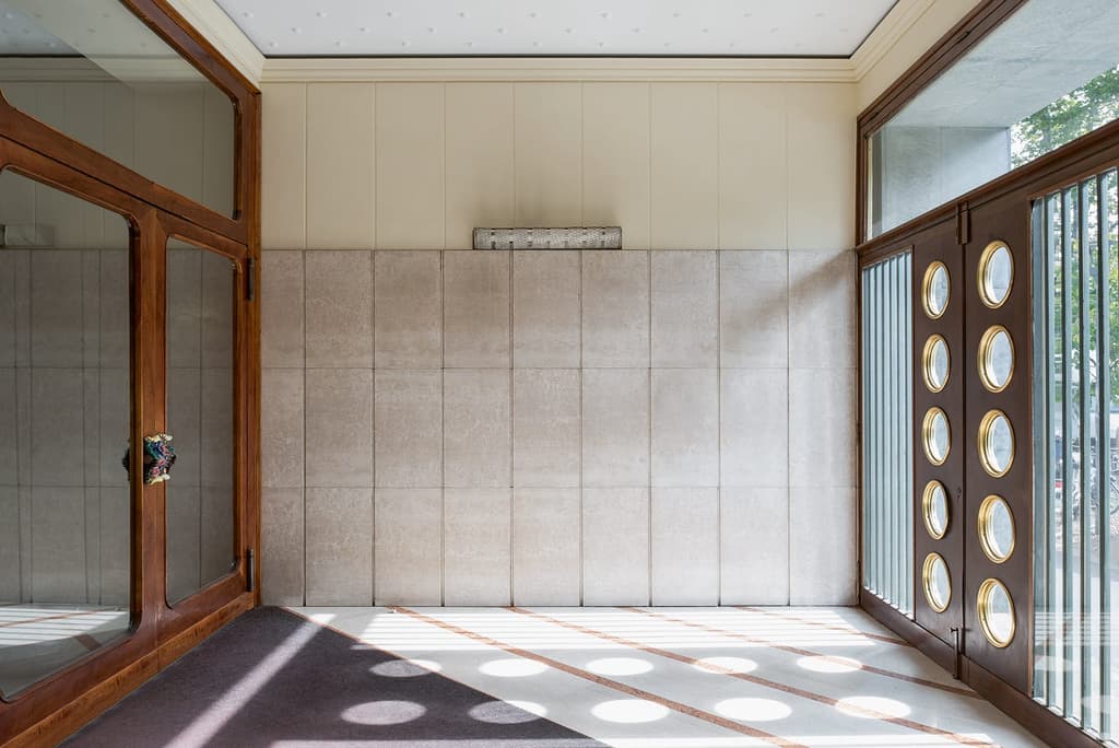 Achille Luigi Ferraresi. 1952–57 Sconce by Velini. Ceramic door handles by Ceramica San Paolo, Venezia. Floor: Botticino limestone and Verona Rosso limestone (c) Paola Pansini