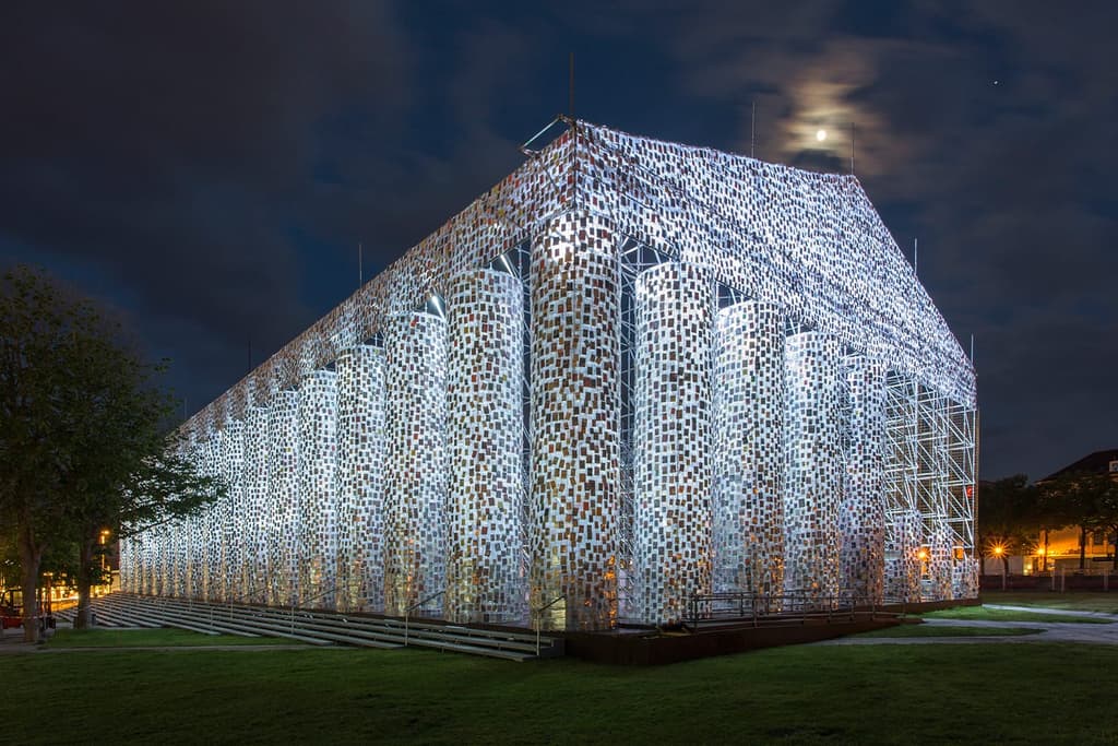 Documenta 14 highlight Marta Minujín's The Parthenon of Books