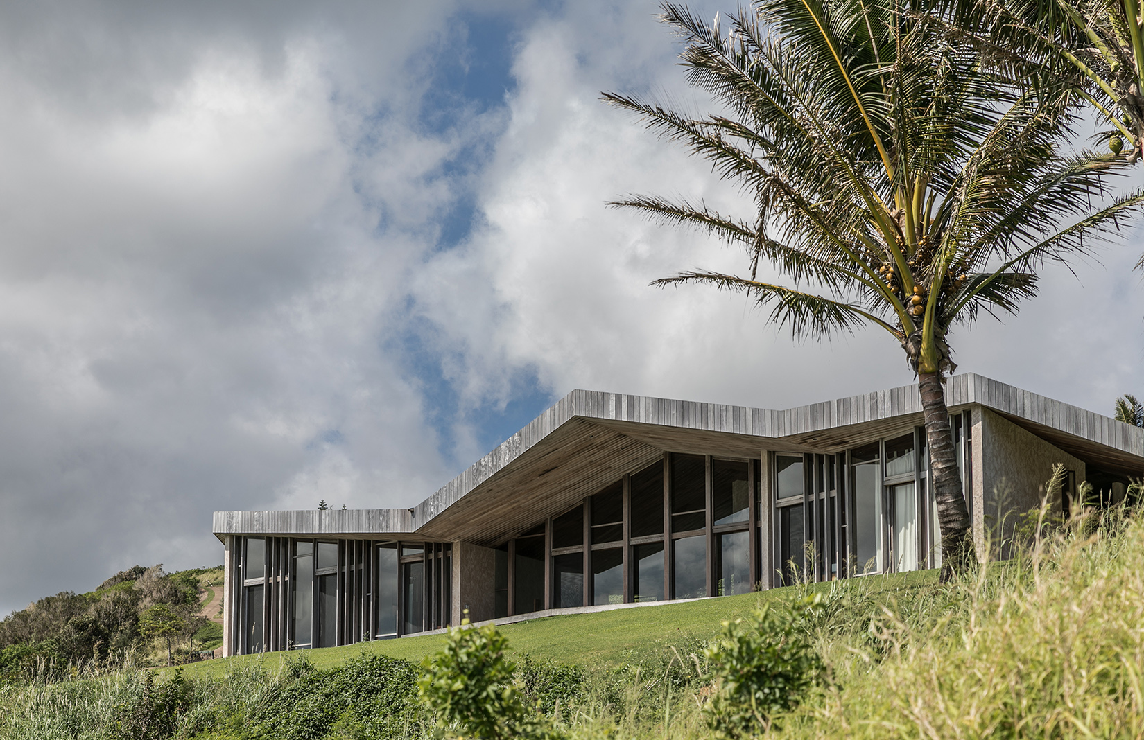 A cliff house in Hawaii designed by Dekleva Gregorič Arhitekti