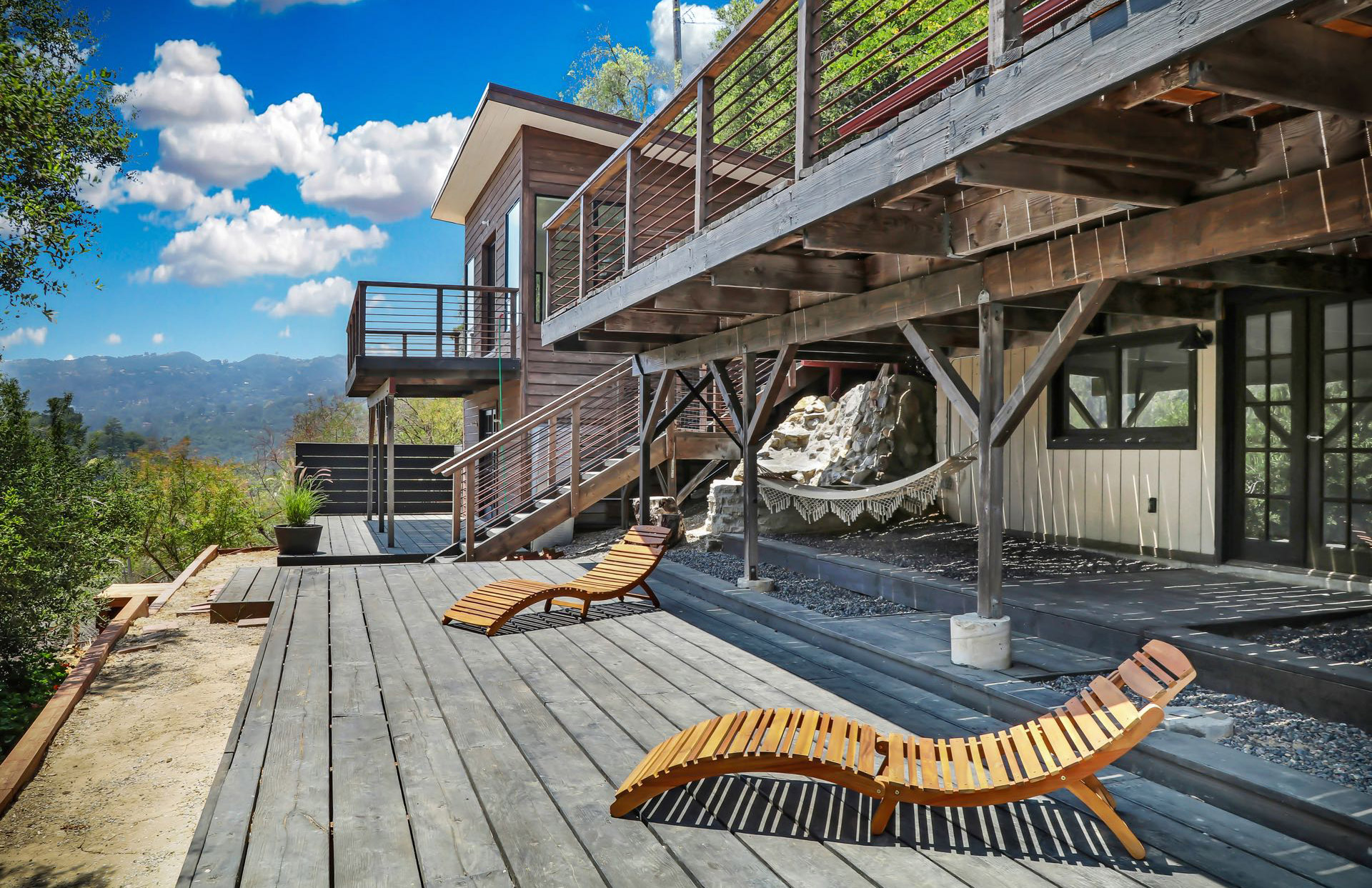 Hilltop cabin in LA County’s Topanga lists for $995k