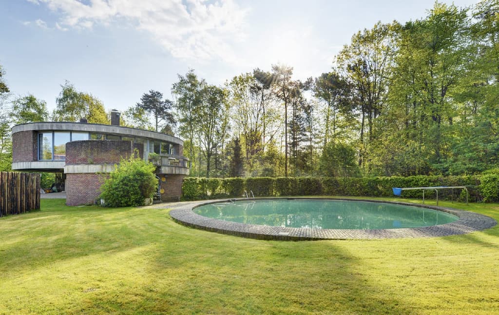 Dutch villa for sale by architect Jackie Cuylen