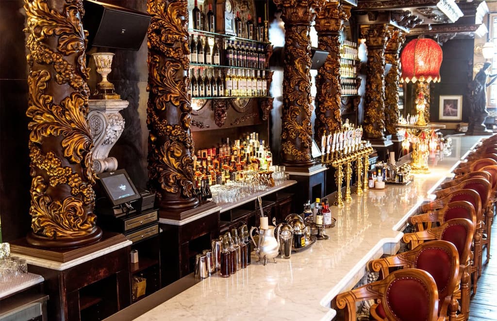 Oscar Wilde bar opens in New York – and it has the city’s longest bar