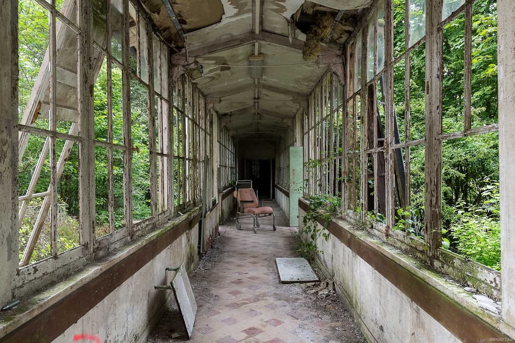 Ilan Benattar's photo essay on abandoned medical centres