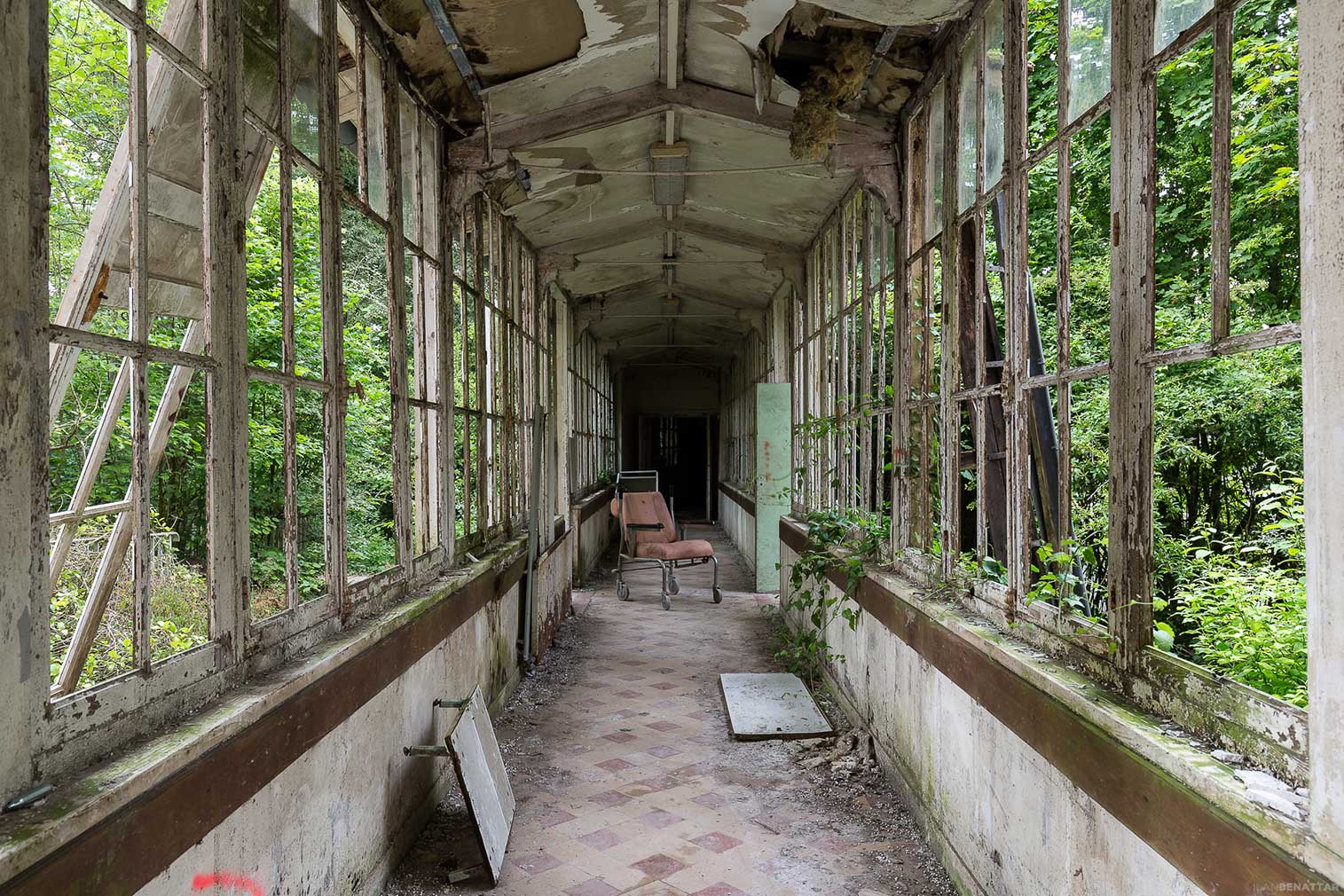 Ilan Benattar's photo essay on abandoned medical centres