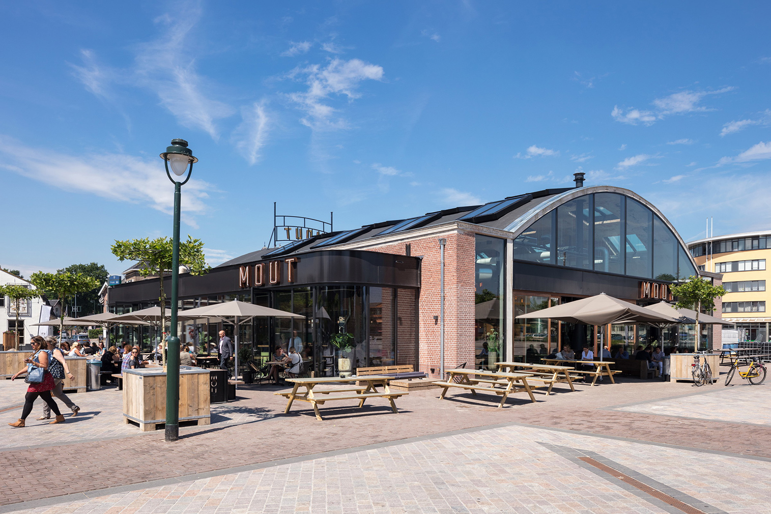 Former garage is reborn as Mout Foodhall in Holland’s Hilversum