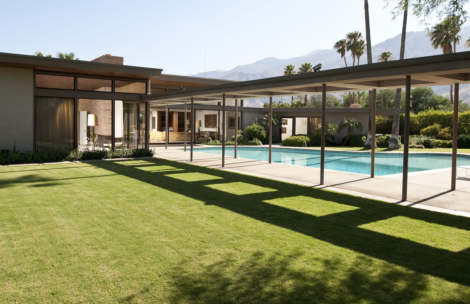 Frank Sinatra Modernist holiday home for rent