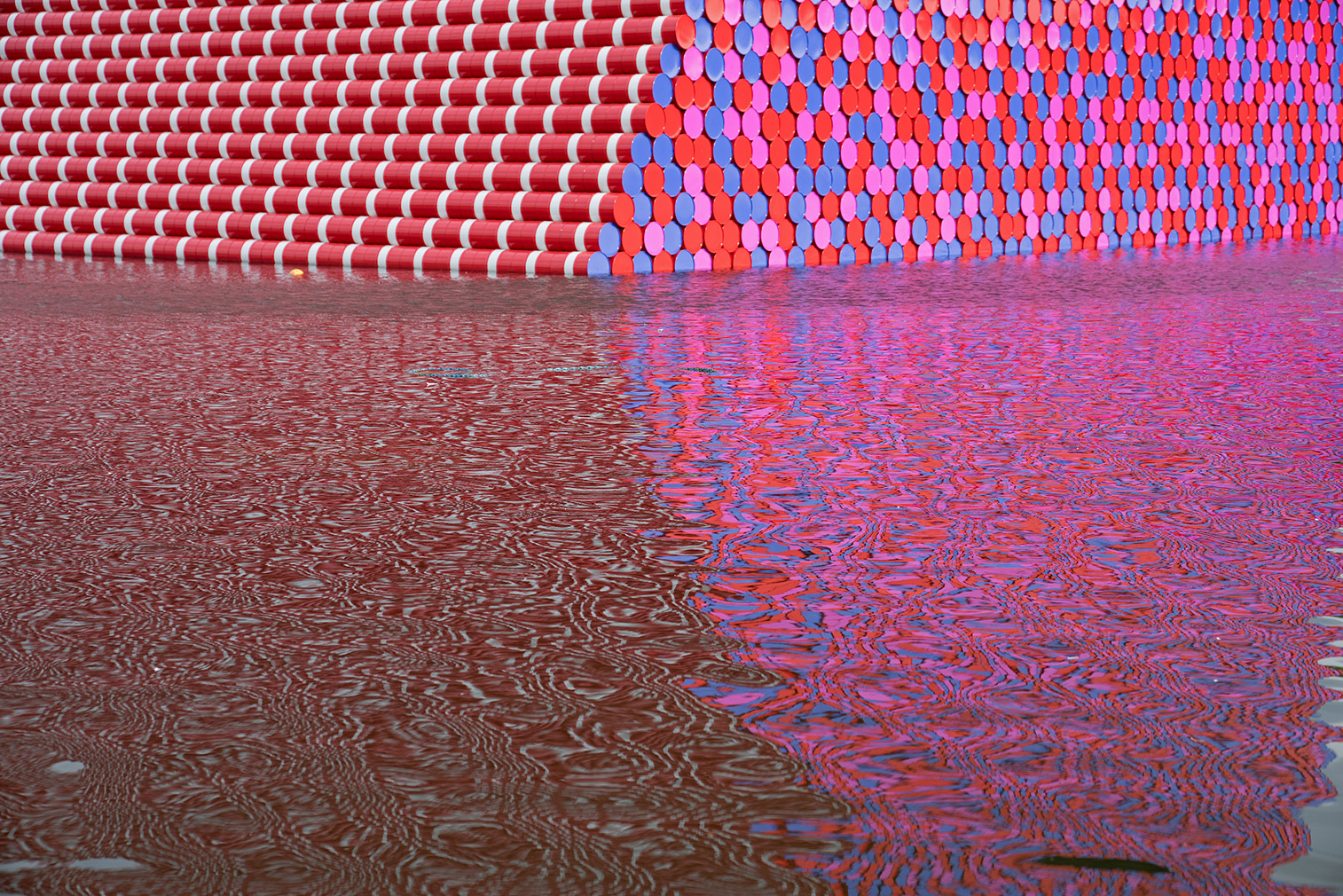 The London Mastaba, Serpentine Lake, Hyde Park 2016-1018. Photography: Wolfgang Volz