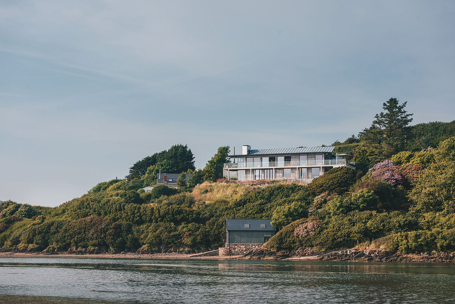 Welsh holiday home designed by John Pardey Architects