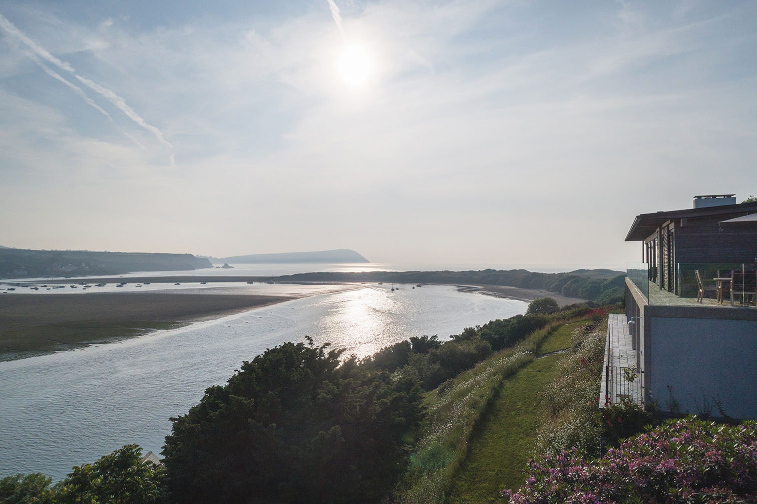 Welsh holiday home designed by John Pardey Architects