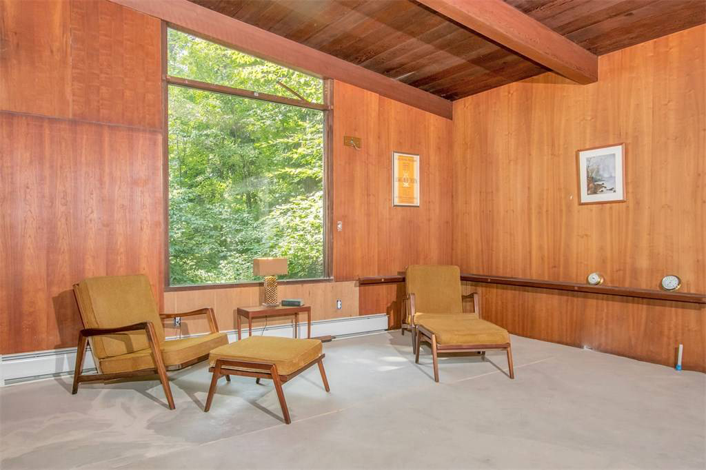 A midcentury renovation challenge near NYC lists for $469k