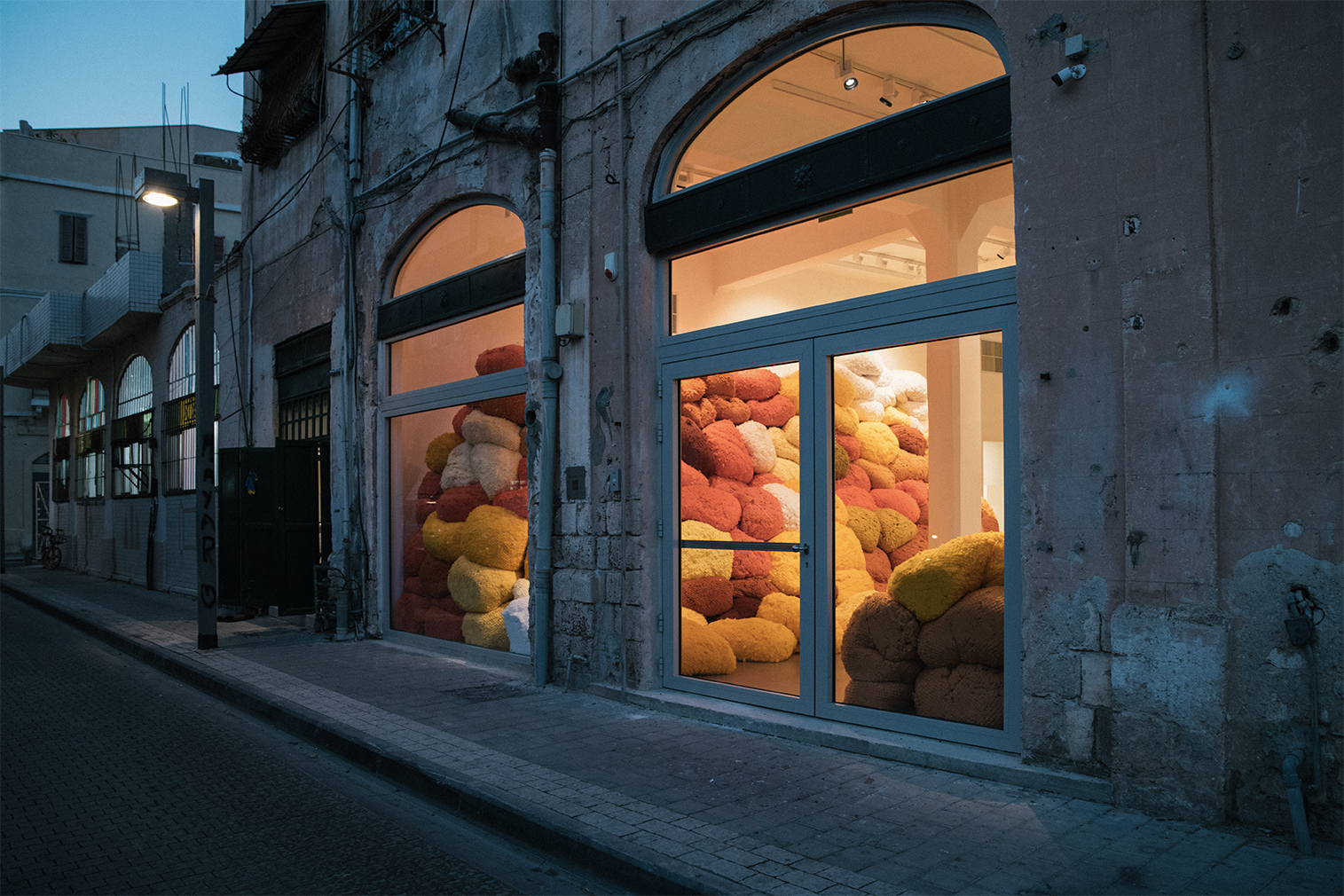 Sheila Hicks installs kaleidoscopic cotton sculptures inside Jaffa’s Magasin III gallery