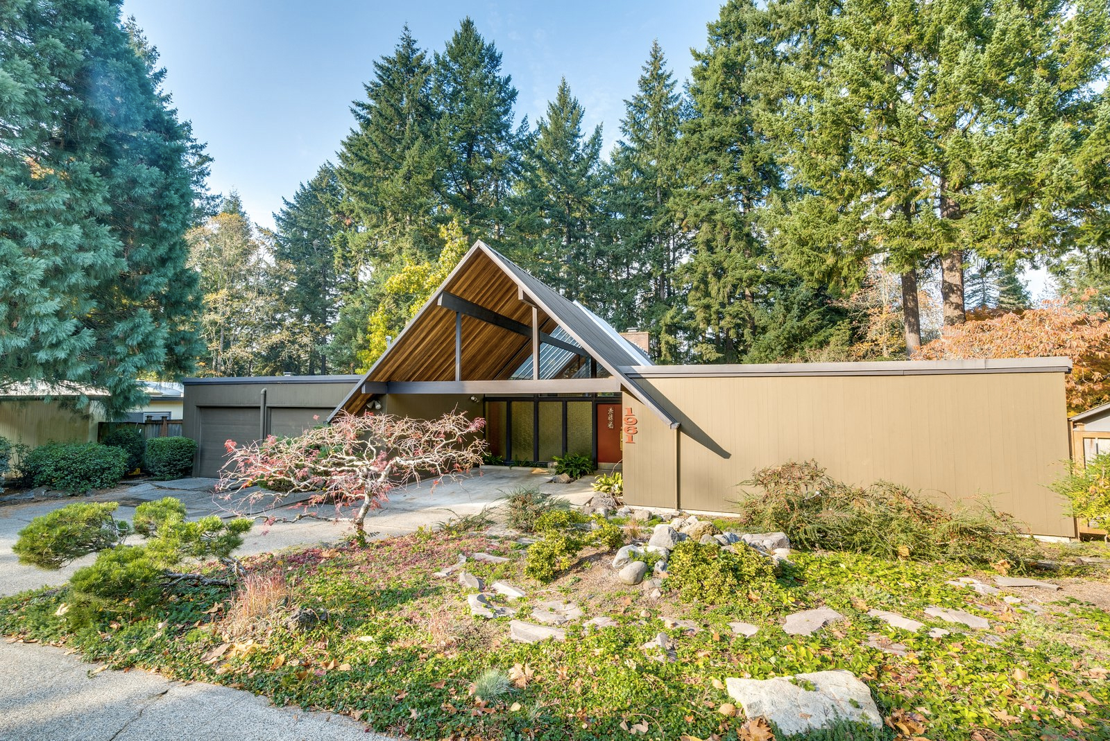 Post and beam with huge atrium lists for $700k near Portland