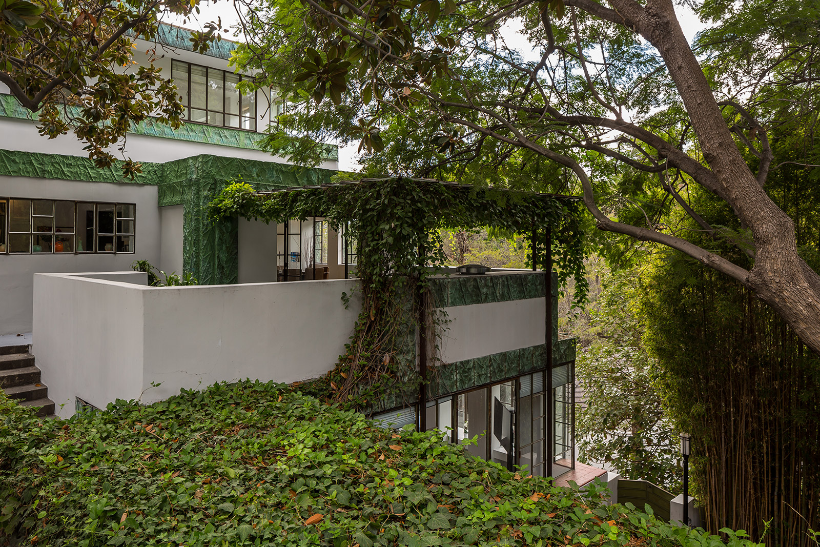 lloyd-wright-s-samuel-novarro-house-returns-to-the-market-for-4-295m-the-spaces