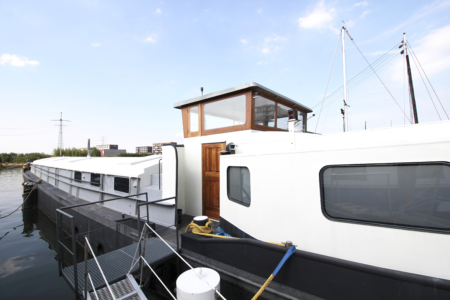 Atmospheric houseboat hits the market in Amsterdam 