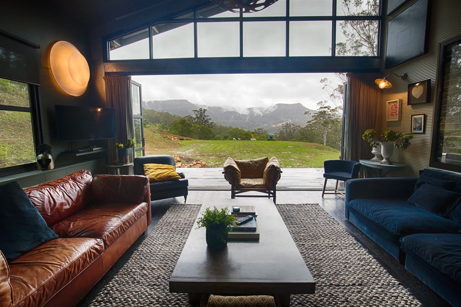 Black Star Barn captures mountain views in New South Wales