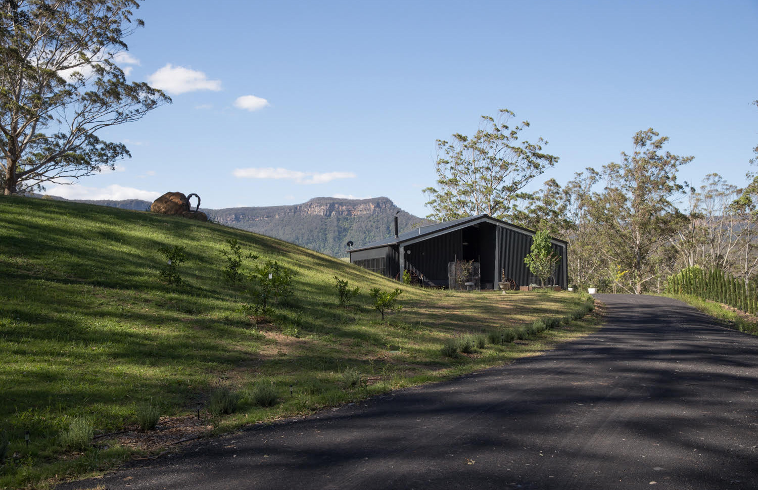 Black Star Barn captures mountain views in New South Wales