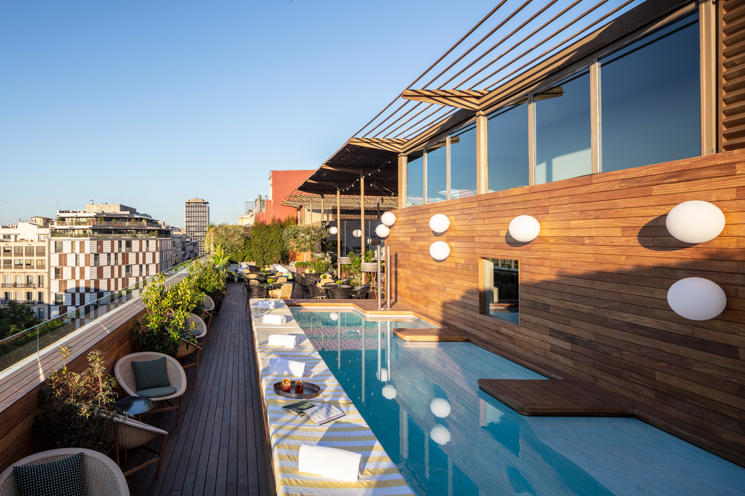 Sir Victor hotel in Barcelona - rooftop plunge pool