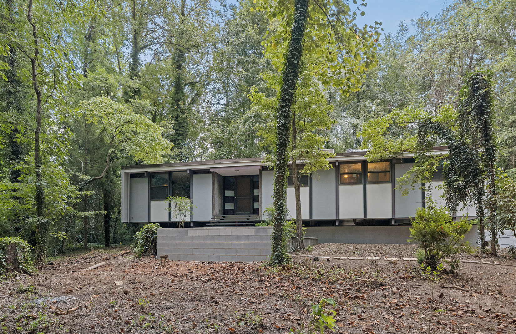 An architect’s midcentury home lists in the foothills of the Appalachian Mountains