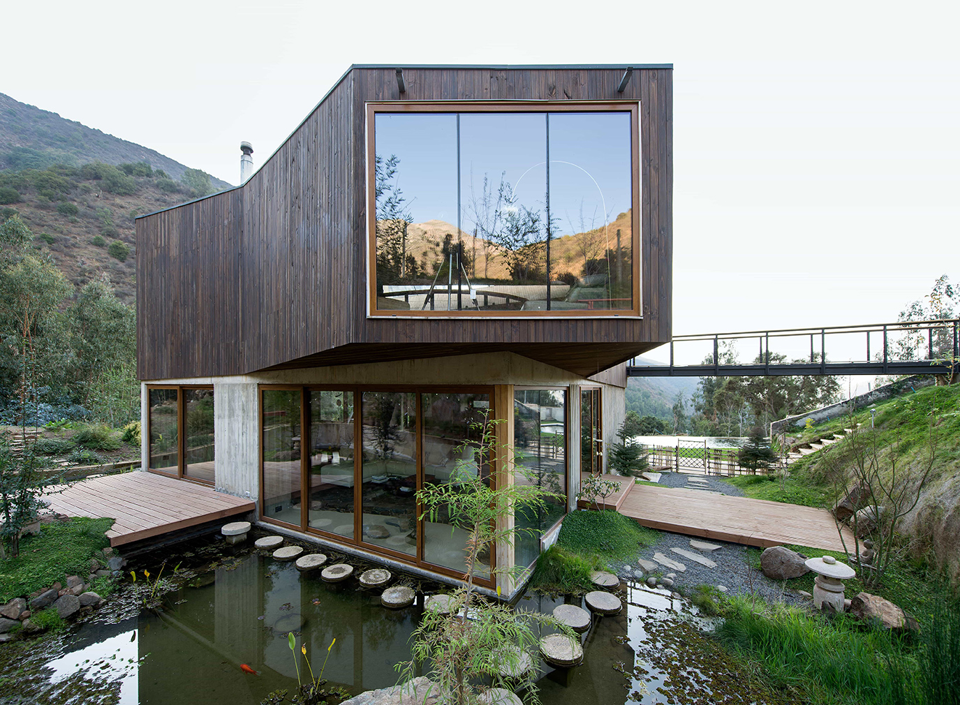 Casa El Maqui is a timber-clad mountain retreat near Santiago