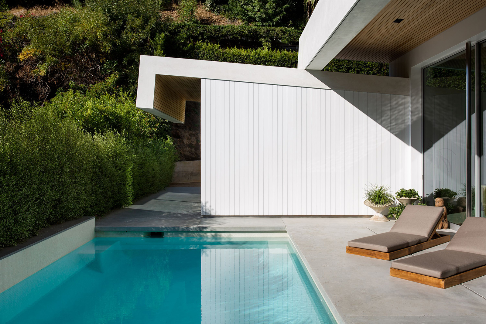 Jason Statham lists his Los Angeles midcentury home 
