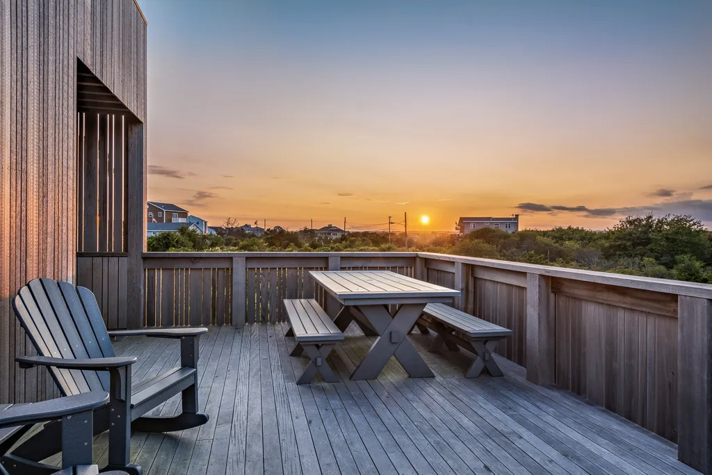 An ‘upside down’ timber beach house is a waterfront idyll in Rhode Island