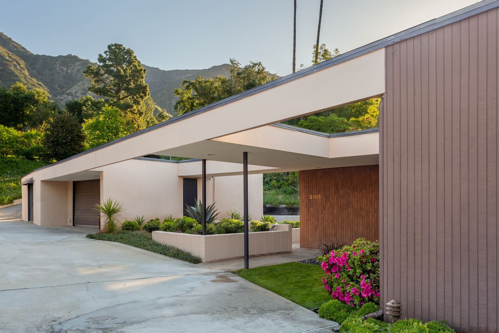 A midcentury home by John F Galbraith in Pasadena, US