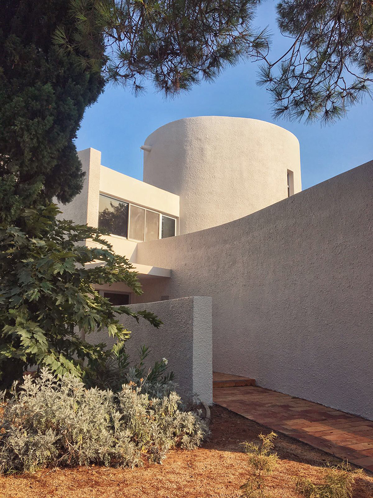 The exterior of Villa Benkemoun combines clean lines and bold cylindrical volumes