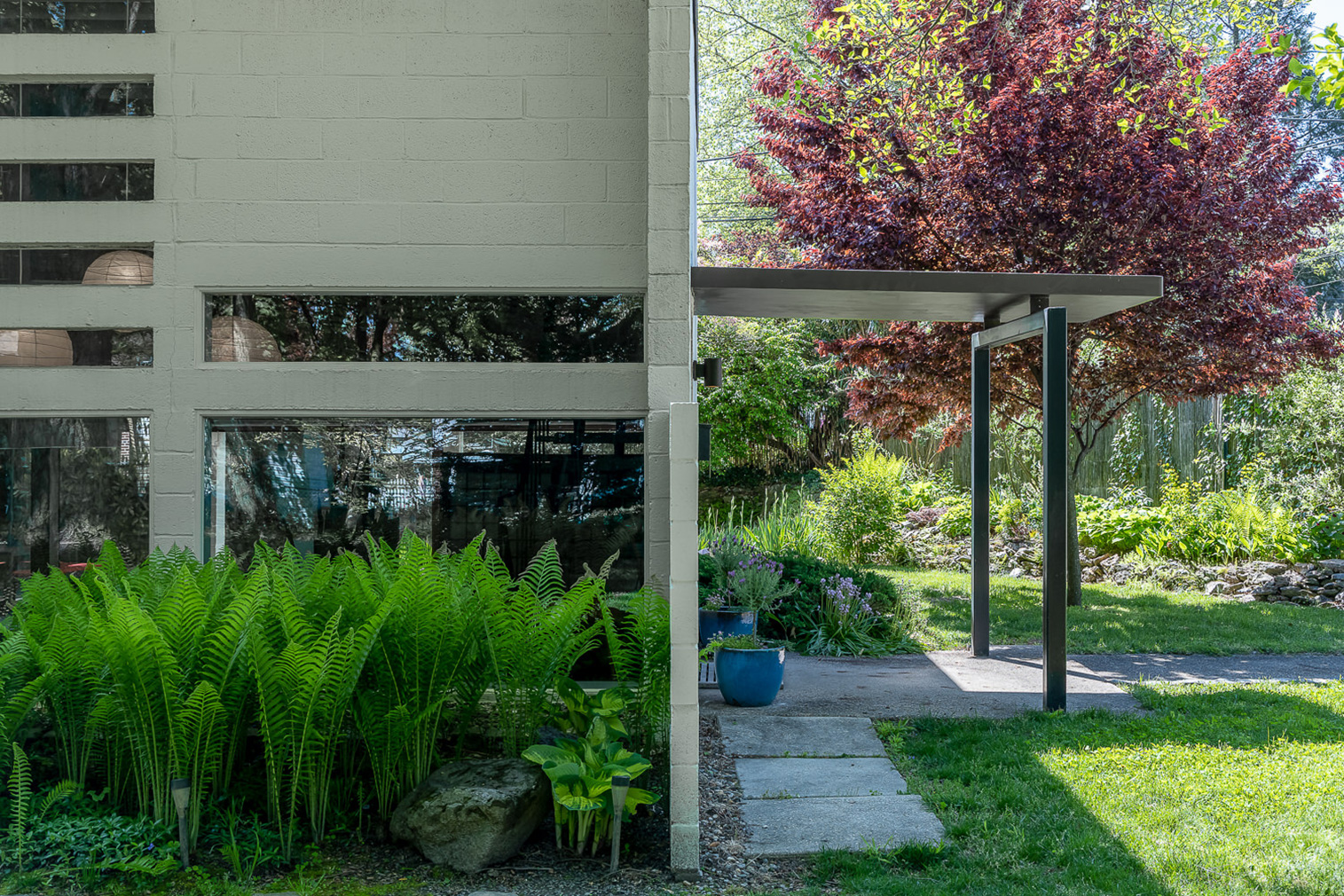Midcentury style is alive and well Carner House – a $450k home in Philadelphia